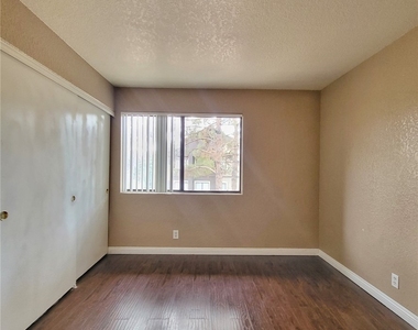5044 S Rainbow Boulevard - Photo Thumbnail 4