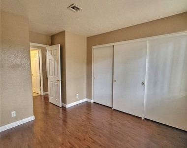 5044 S Rainbow Boulevard - Photo Thumbnail 5