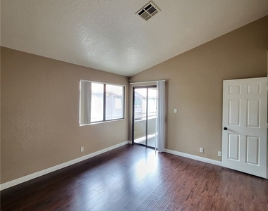 5044 S Rainbow Boulevard - Photo Thumbnail 8