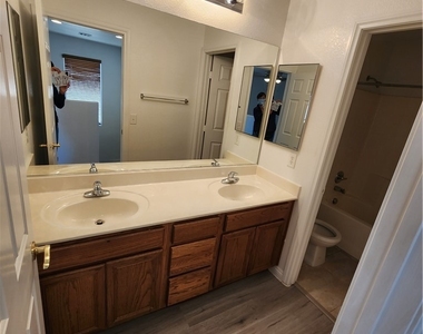 9106 Sheffield Garden Avenue - Photo Thumbnail 3