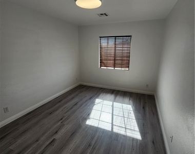 9106 Sheffield Garden Avenue - Photo Thumbnail 5