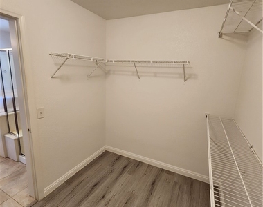 9106 Sheffield Garden Avenue - Photo Thumbnail 17