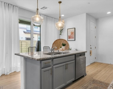 92 Kimberlite Drive - Photo Thumbnail 12