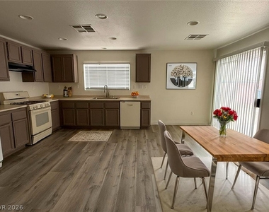 8012 Dutch Villas Street - Photo Thumbnail 4