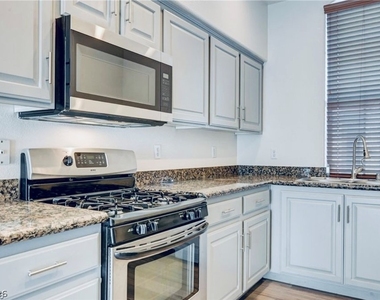 128 Tilbury Avenue - Photo Thumbnail 5