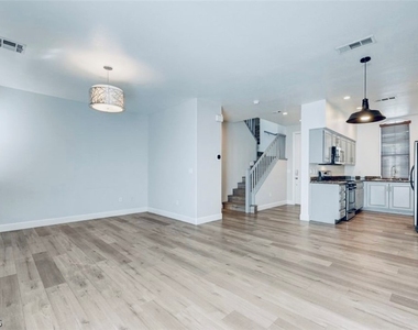 128 Tilbury Avenue - Photo Thumbnail 4
