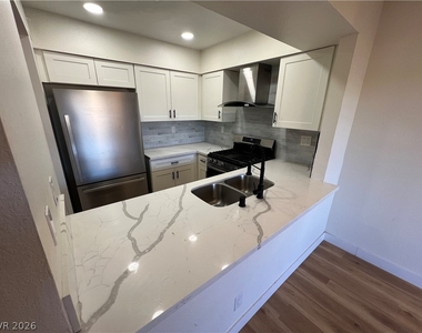 1534 Hialeah Drive - Photo Thumbnail 7