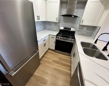 1534 Hialeah Drive - Photo Thumbnail 8