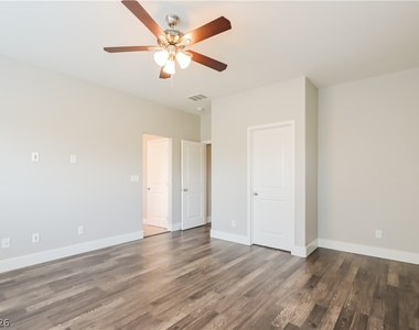 422 Chateau Drive - Photo Thumbnail 11