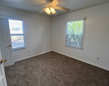 616 B Avenue - Photo Thumbnail 7