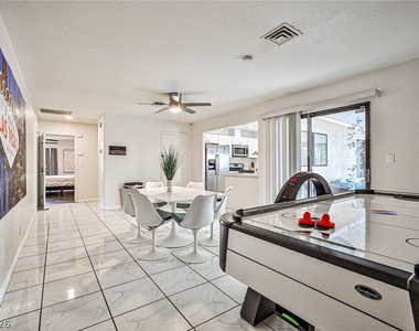 1505 Hialeah Drive - Photo Thumbnail 4