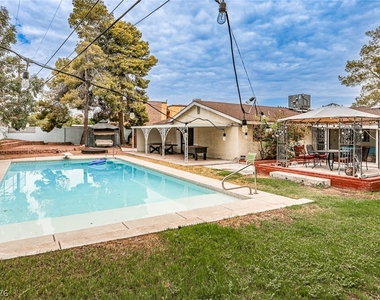 1505 Hialeah Drive - Photo Thumbnail 11