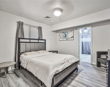 1505 Hialeah Drive - Photo Thumbnail 8