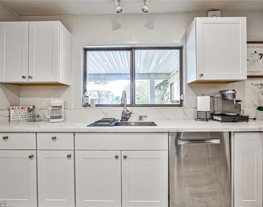 1505 Hialeah Drive - Photo Thumbnail 2
