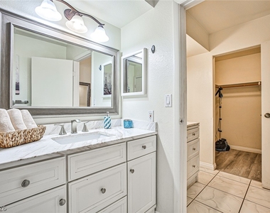 1505 Hialeah Drive - Photo Thumbnail 7