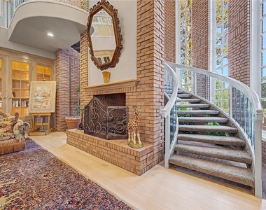 1105 Broadmoor Avenue - Photo Thumbnail 5