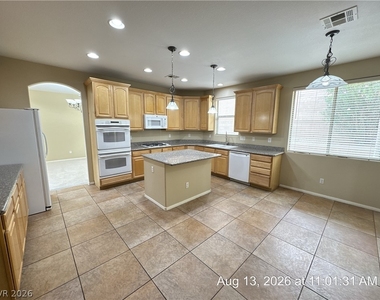 2768 Craigmillar Street - Photo Thumbnail 8