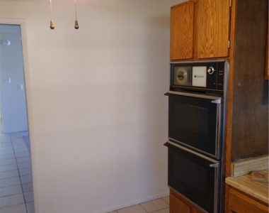 212 Bradshaw Way - Photo Thumbnail 4