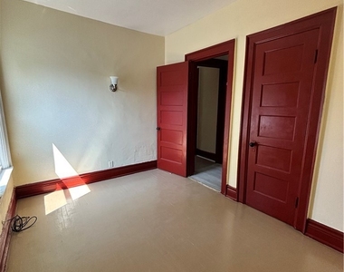 215 Ludington Street - Photo Thumbnail 15