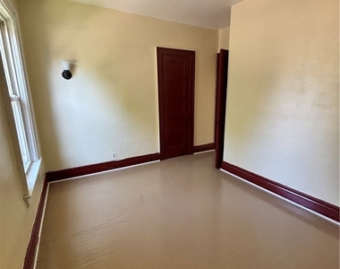 215 Ludington Street - Photo Thumbnail 16