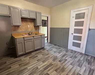 215 Ludington Street - Photo Thumbnail 7