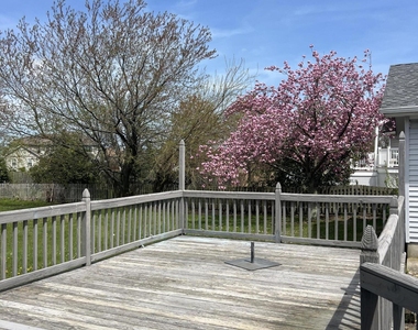 465 Adrian Avenue - Photo Thumbnail 11