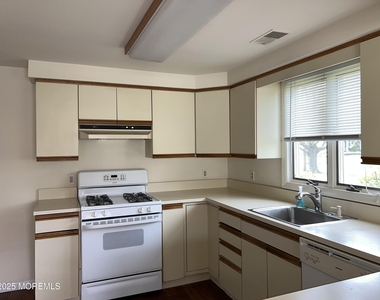 465 Adrian Avenue - Photo Thumbnail 2