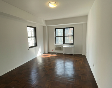 East 57 Street - Photo Thumbnail 3