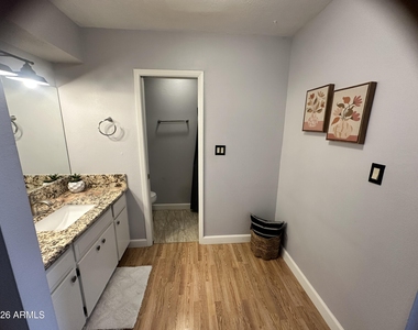 5208 S Hazelton Lane - Photo Thumbnail 6