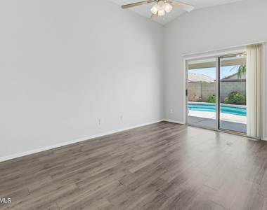 543 W Grovers Avenue - Photo Thumbnail 7