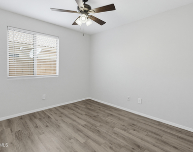 543 W Grovers Avenue - Photo Thumbnail 18