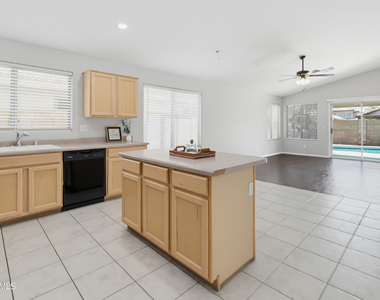 543 W Grovers Avenue - Photo Thumbnail 4
