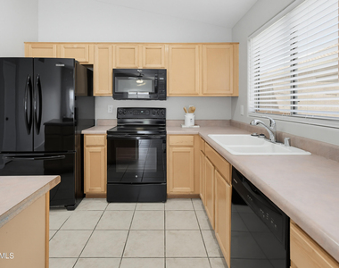 543 W Grovers Avenue - Photo Thumbnail 3