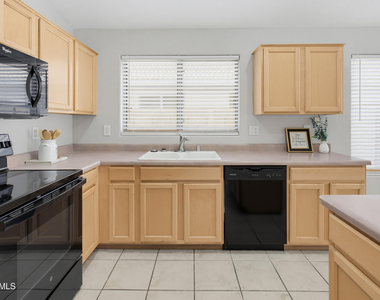 543 W Grovers Avenue - Photo Thumbnail 12