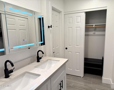 8649 E Royal Palm Road - Photo Thumbnail 10