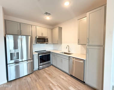 7532 W Darrow Street - Photo Thumbnail 5