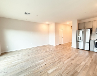 7532 W Darrow Street - Photo Thumbnail 4
