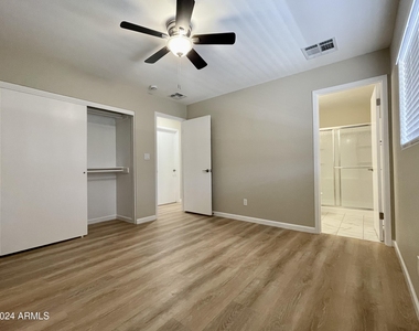 10021 N 47th Drive - Photo Thumbnail 6