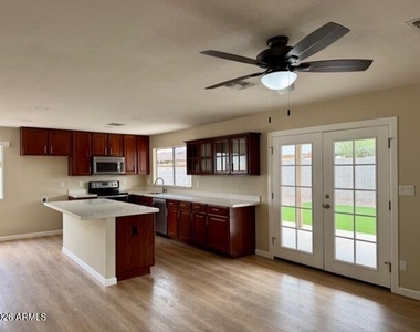 10021 N 47th Drive - Photo Thumbnail 3