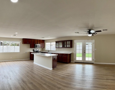 10021 N 47th Drive - Photo Thumbnail 2