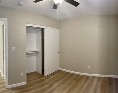 10021 N 47th Drive - Photo Thumbnail 9