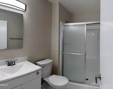 10021 N 47th Drive - Photo Thumbnail 8