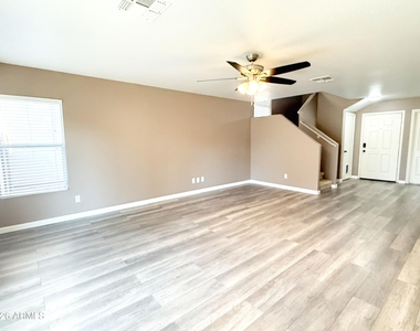 11810 W Sunnyside Drive - Photo Thumbnail 5