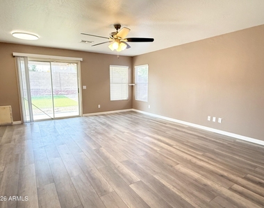 11810 W Sunnyside Drive - Photo Thumbnail 2