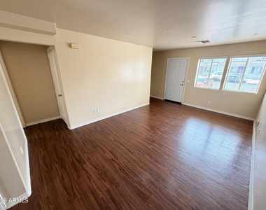 17402 N 19th Avenue - Photo Thumbnail 2