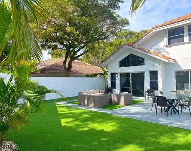 2252 Nw 53rd Street - Photo Thumbnail 2