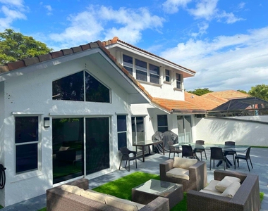 2252 Nw 53rd Street - Photo Thumbnail 4