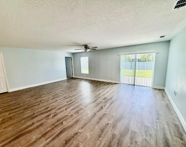 692 Sw Hamberland Avenue - Photo Thumbnail 2
