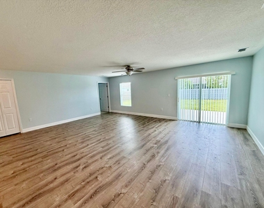 692 Sw Hamberland Avenue - Photo Thumbnail 5
