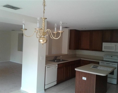 1752 Sw Airoso Boulevard - Photo Thumbnail 2